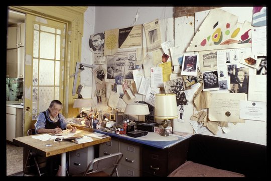 Louise Bourgeois in ihrer New Yorker Wohnung, 2000 Foto: © Jean-François Jaussaud; © The Easton Foundation / Licensed by VAGA at Artists Rights Society (ARS), New York


